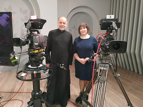 Трансляция Рождественского Патриаршего богослужения на ТК "Спас" сопровождалось переводом на жестовый язык 